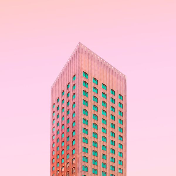 Moderne Architektur vor orangem Himmel